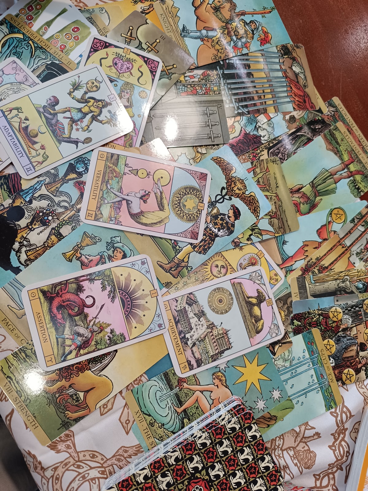 A colorful spread of tarot cards for a focused Lámpara reading