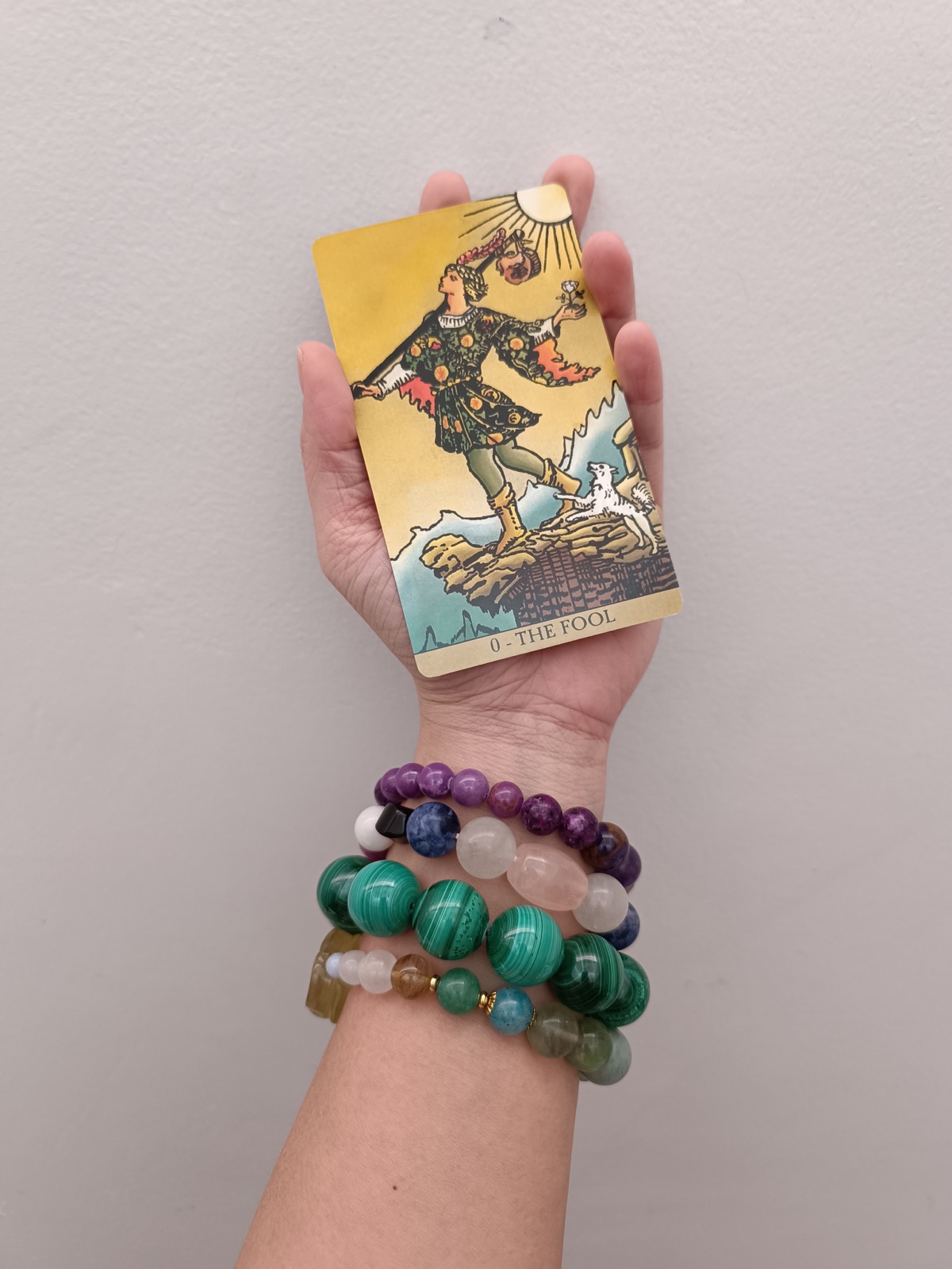 The Fool tarot card held upright for a focused Lampara reading