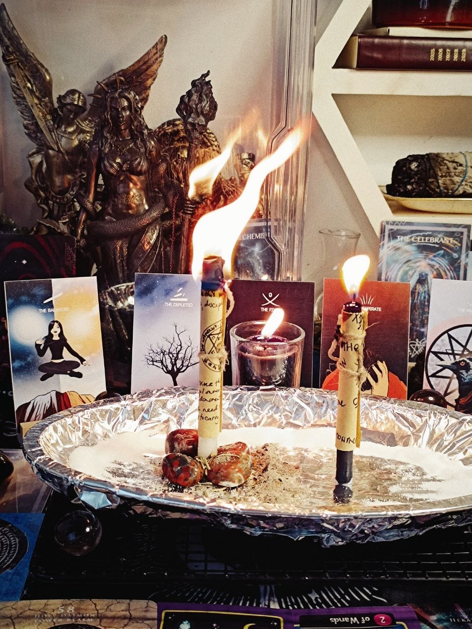 Cord-cutting candles prepared with stones and herbs